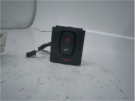 Bouton de warning occasion B.M.W. SERIE 1 II Phase 1 - 120D 184ch