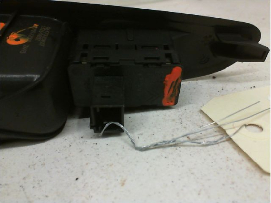 Commande leve-glace porte arrière droite occasion PEUGEOT 308 I Phase 1 SW - 1.6 VTi 16v 120ch