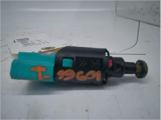 Contacteur de stop sur pédale occasion PEUGEOT 307 CC Phase 1 - 1.6i 109ch