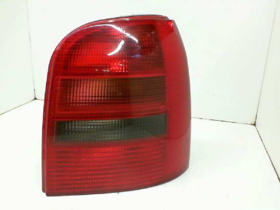Feu arrière droit occasion AUDI A4 I Phase 1 AVANT - 1.9 TDI 110ch