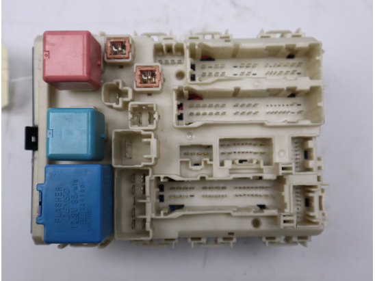 Platine fusible habitacle (BSI) occasion TOYOTA YARIS II Phase 1 - 1.4 D-4D