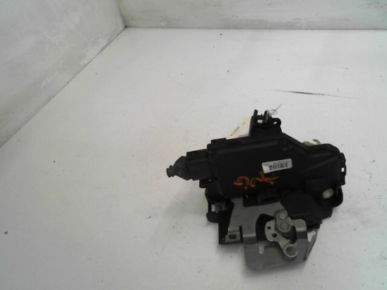 Serrure porte avg occasion AUDI A4 II Phase 1 - 1.9 TDi 130ch