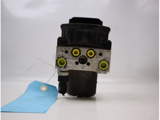 Calculateur abs occasion TOYOTA AVENSIS II phase 1 - 115 D-4D