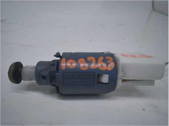 CONTACTEUR DE STOP SUR PEDALE 