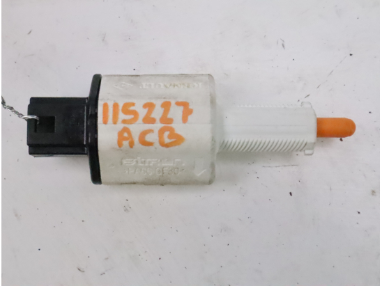 CONTACTEUR DE STOP SUR PEDALE 