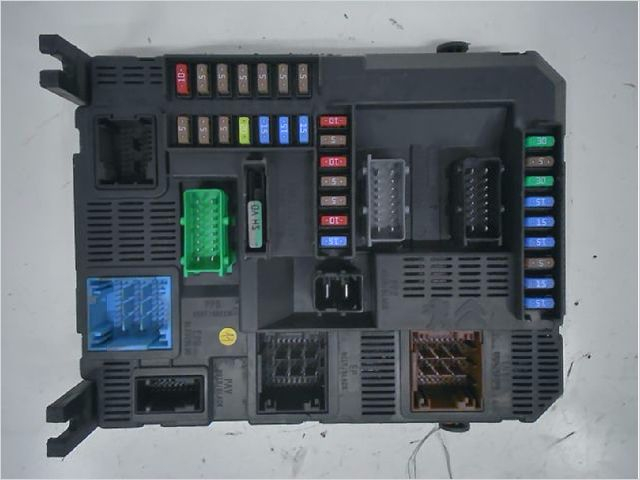 PLATINE FUSIBLE HABITACLE