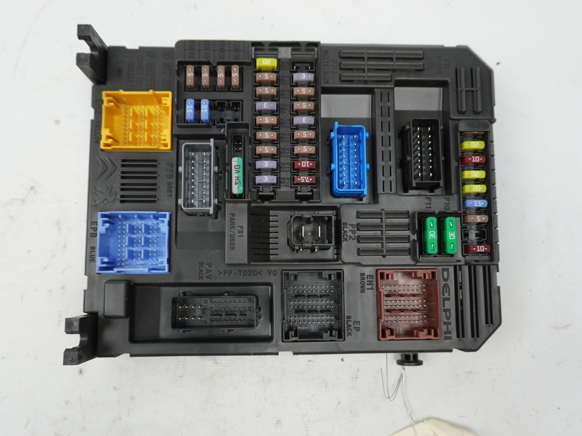 PLATINE FUSIBLE HABITACLE