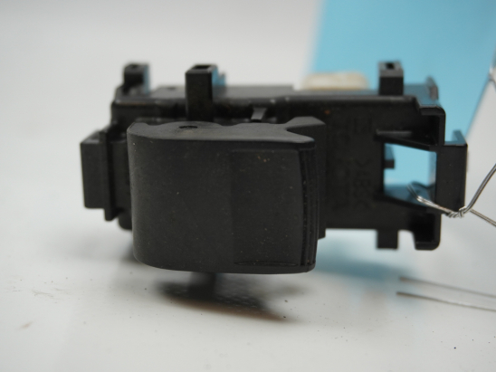 Commande lève-glace porte avant droite occasion TOYOTA YARIS III Phase 2 - 1.3 VVT-I 100ch