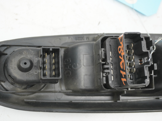 Commande lève-glace porte avant gauche occasion RENAULT CLIO II Phase 2 - 1.2i 75ch