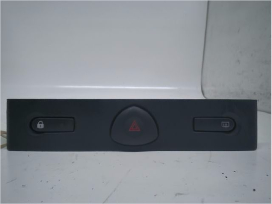 Bouton warning RENAULT Clio 2 référence 8200634256